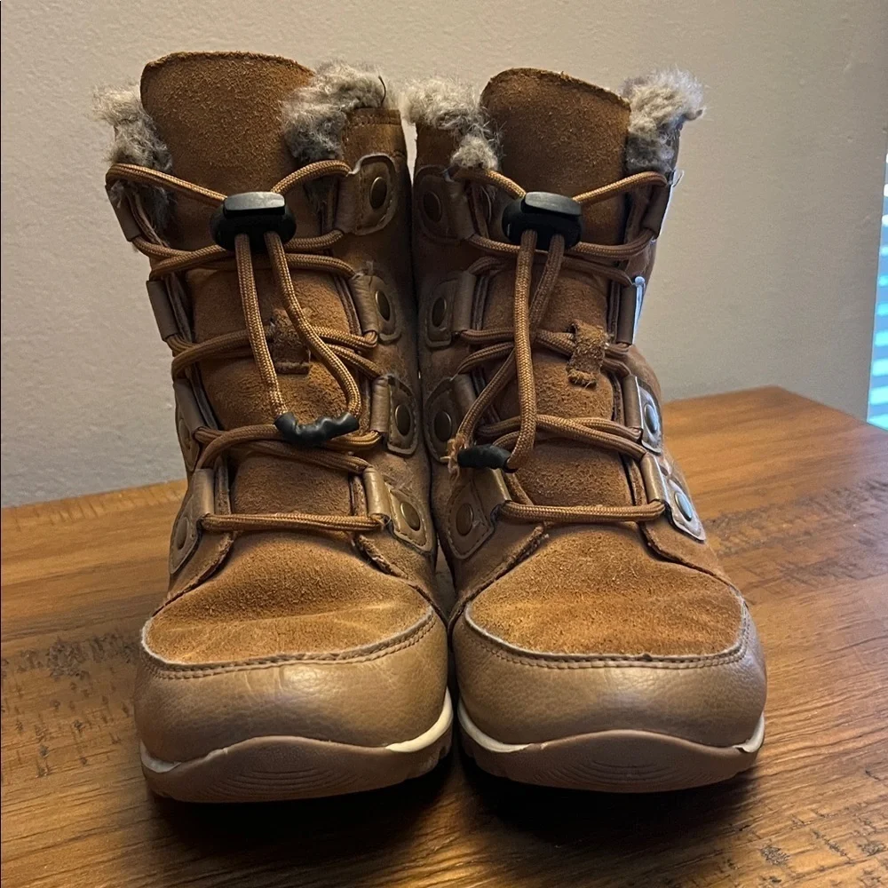 Sorel Girls Tan WaterProof Winter Boots with Fur Trim Size 4  NWOT